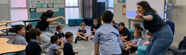 fizz kidz staff facilitating children in an activity