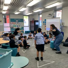 fizz kidz staff facilitating children in an activity
