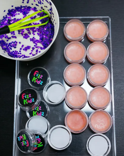 Glitter Face Shimmer and Sparkling Lip Balm balm in our fairy party today 🧚‍♂️ 💕✨ 

#fizzkidz #party #fairyparty #birthdaygirl #specialday #melbournekids