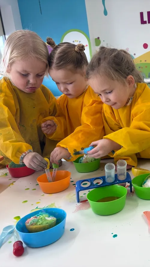 Our little scientists were unstoppable at Play Lab this week! From bubbling potions to amazing experiments, they explored, discovered, and created just like real scientists. So proud of their curious minds! 🧪✨ 

#playlab #activitiesfortoodlers #preschoolactivities #sensoryplay